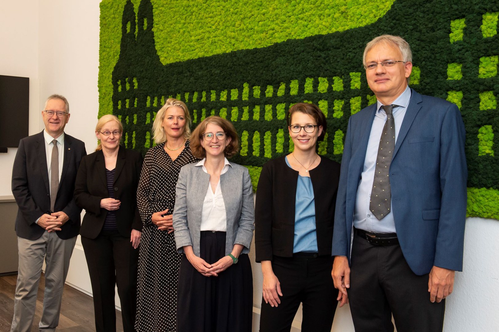 Rector Prof. Dr. Dr. h. c. Michael Hoch with BCDSS Co-Speaker Prof. Dr. Marion Gymnich and the appointees Prof. Dr. Claudia Jarzebowski, Prof. Dr. Julia Hillner, Prof. Dr. Pia Wiegmink and Prof. Dr. Christoph Witzenrath (from left)