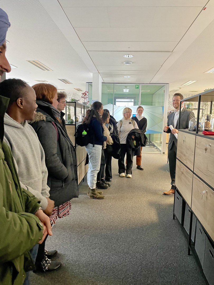 Prof. Dr. Matthias Ehmann (Ewersbach) leads participants on a tour of the Allianz-Mission Headquarters on the TH Ewersbach Campus