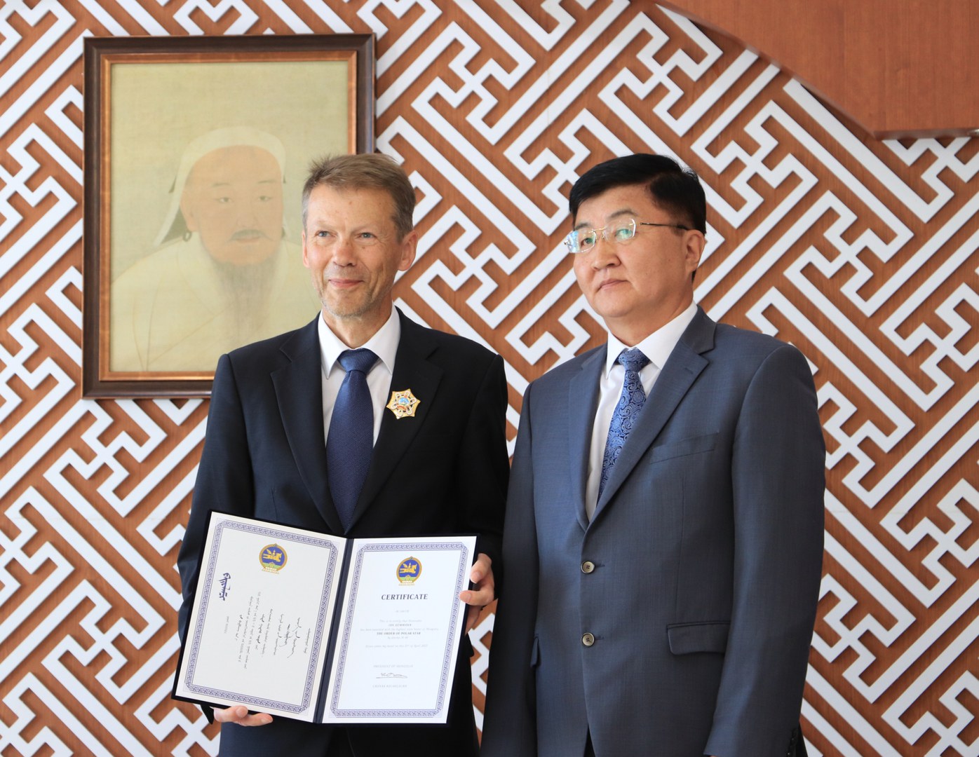 Prof. Dr. Dr. h.c. Jan Bemmann (left) - with the polar star on his lapel and the certificate - and State Secretary M. Batgerel (right) at the Ministry of Education and Science of Mongolia in Ulaanbaatar.