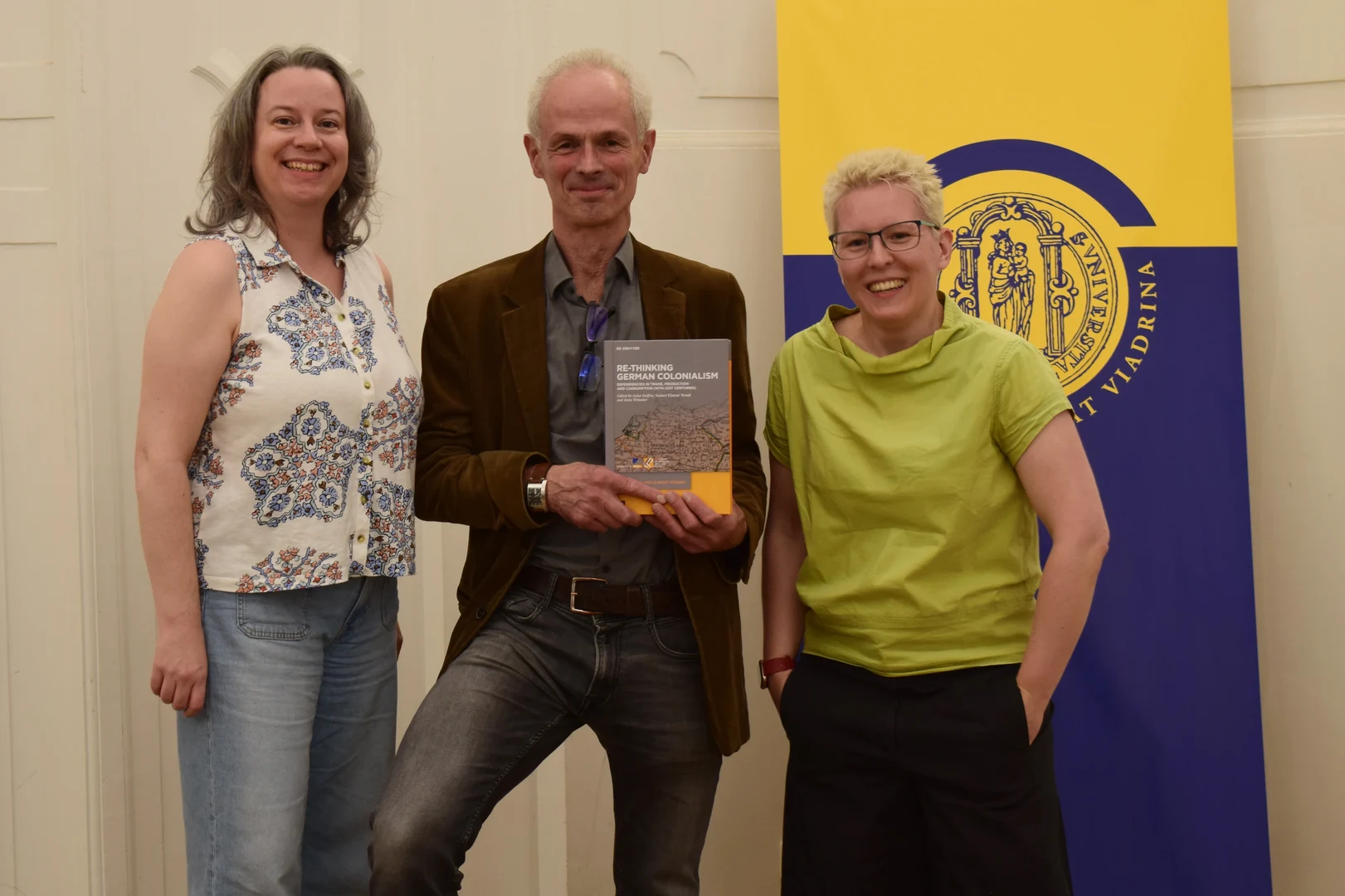 Jutta Wimmler and Anka Steffen presented Klaus Weber with the anthology dedicated to him and published in the DSS series by De Gruyter Brill.