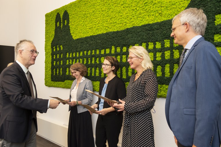 Rector Prof. Dr. Dr. h. c. Michael Hoch officially presented the appointment certificates to Prof. Dr. Julia Hillner, Prof. Dr. Pia Wiegmink, Prof. Dr. Claudia Jarzebowski and Prof. Dr. Christoph Witzenrath (from left)