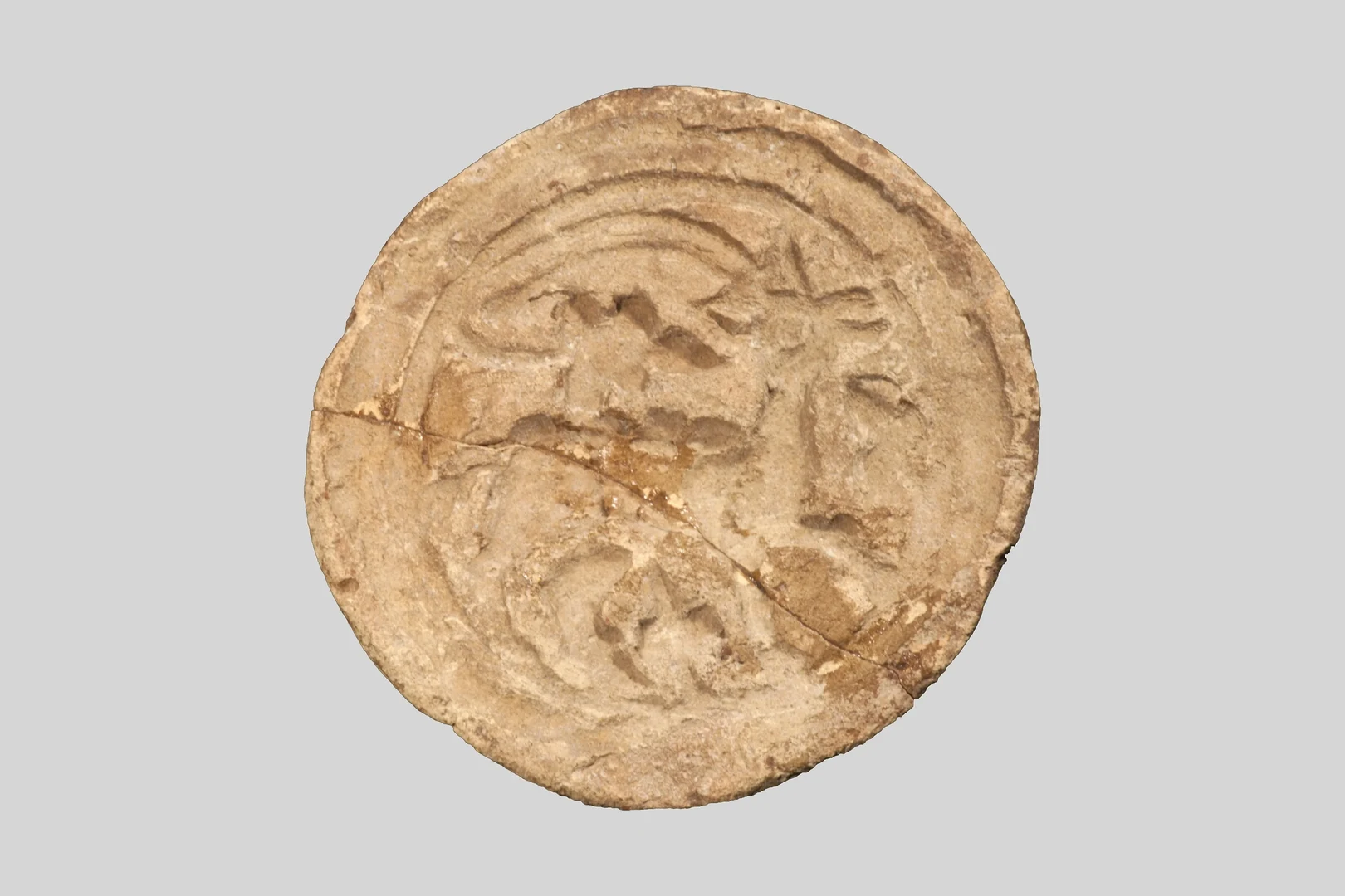 Eine Wissenschaftlerin und ein Wissenschaftler arbeiten hinter einer Glasfassade und mischen Chemikalien mit Großgeräten.