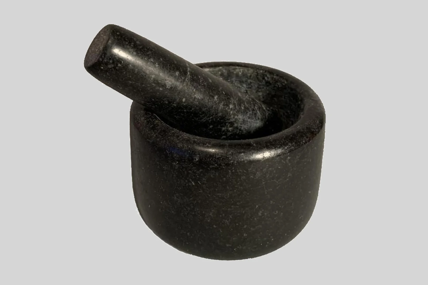 Eine Wissenschaftlerin und ein Wissenschaftler arbeiten hinter einer Glasfassade und mischen Chemikalien mit Großgeräten.