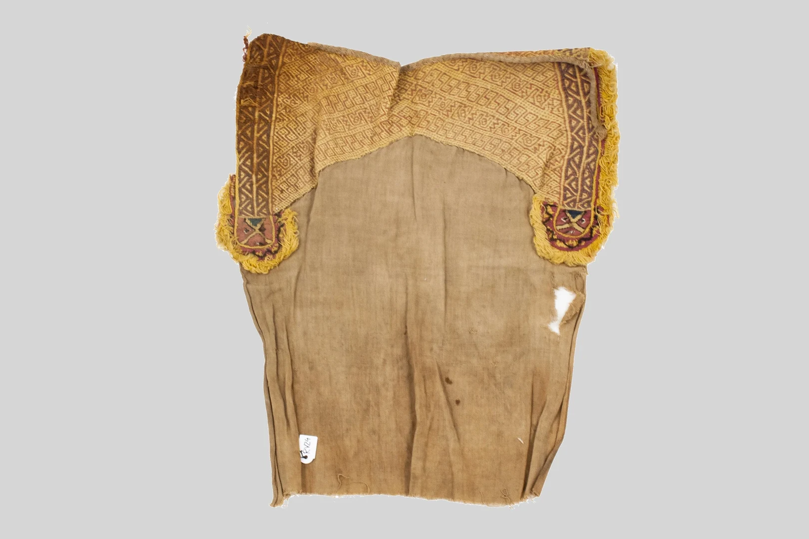 Eine Wissenschaftlerin und ein Wissenschaftler arbeiten hinter einer Glasfassade und mischen Chemikalien mit Großgeräten.