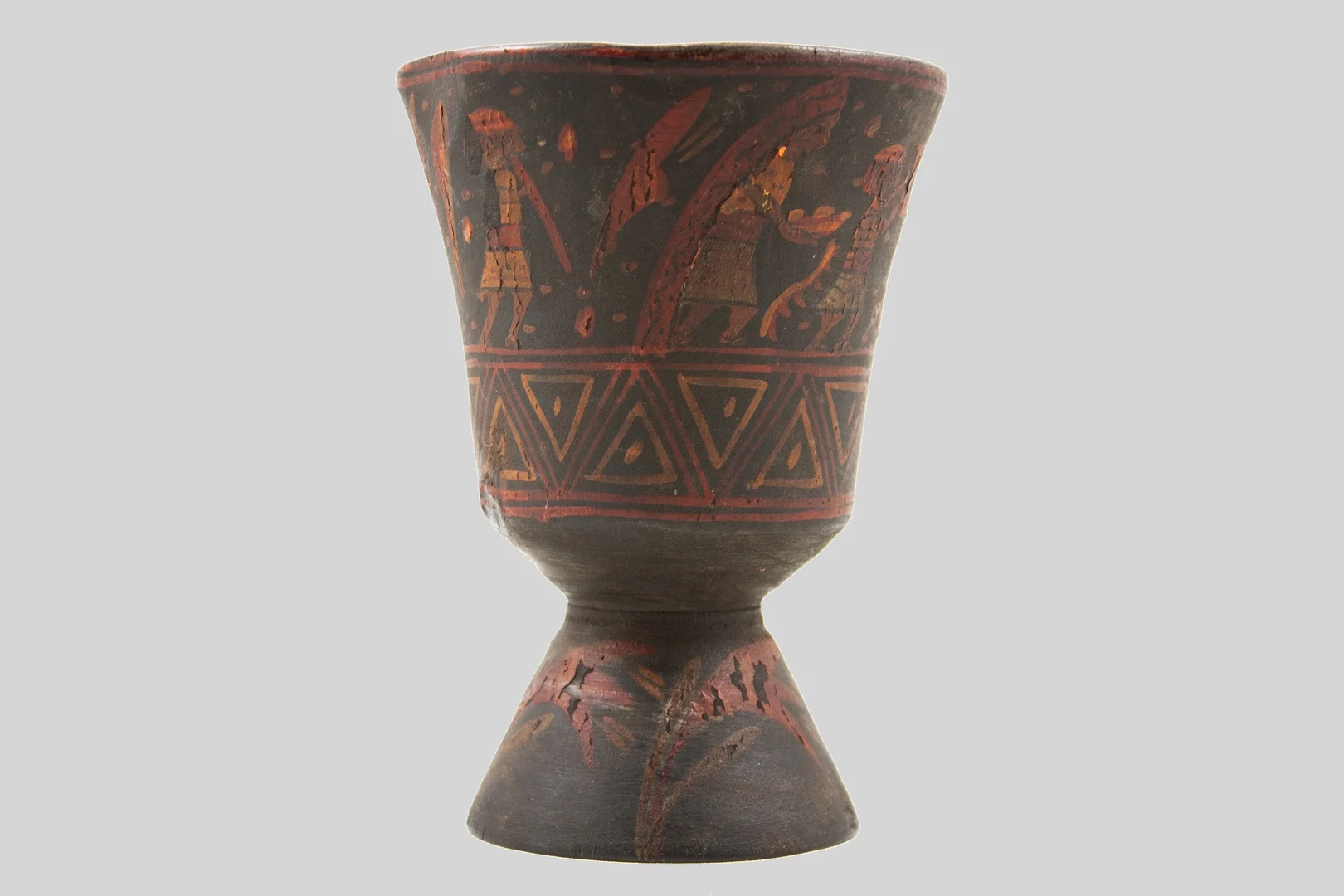 Eine Wissenschaftlerin und ein Wissenschaftler arbeiten hinter einer Glasfassade und mischen Chemikalien mit Großgeräten.