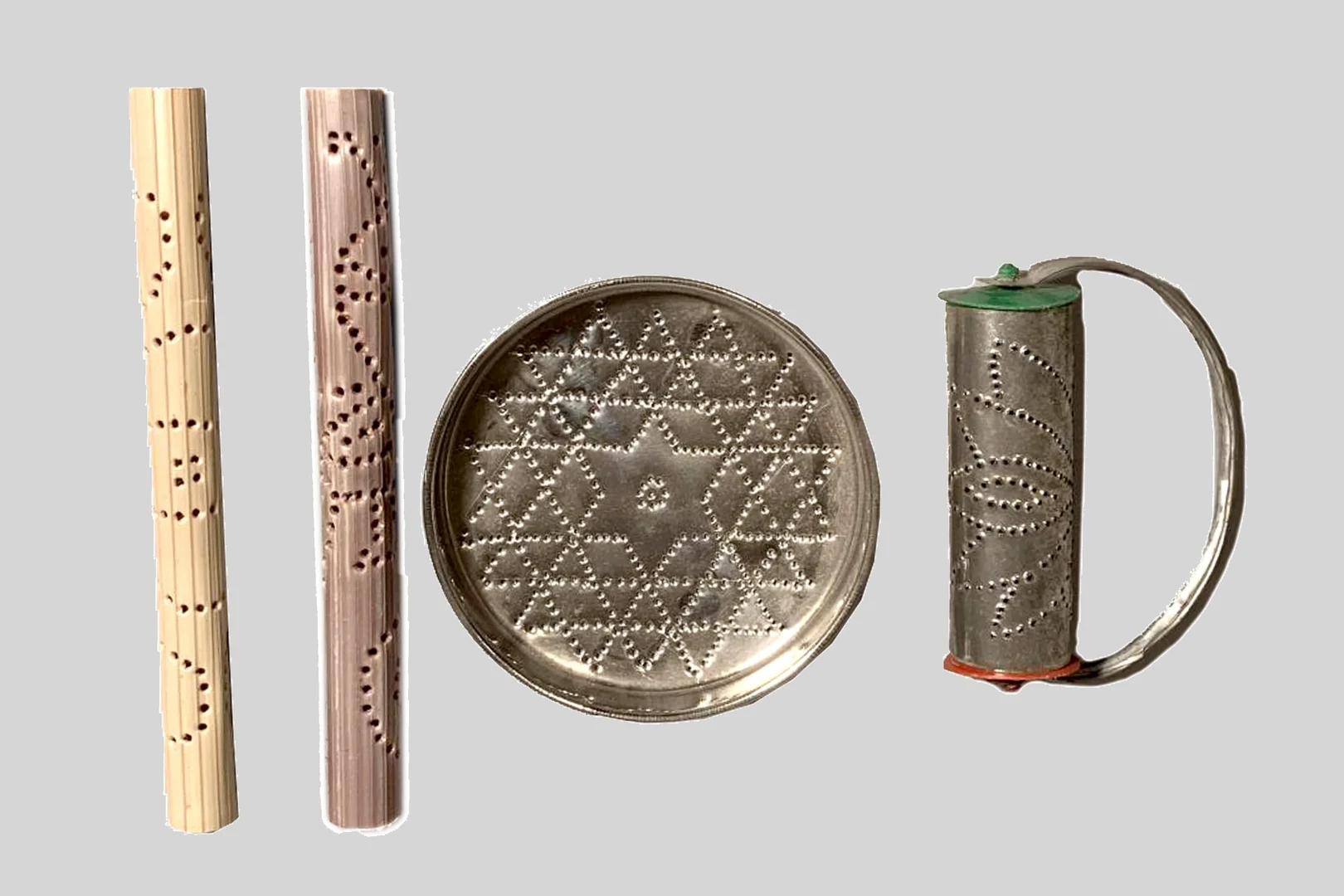 Eine Wissenschaftlerin und ein Wissenschaftler arbeiten hinter einer Glasfassade und mischen Chemikalien mit Großgeräten.