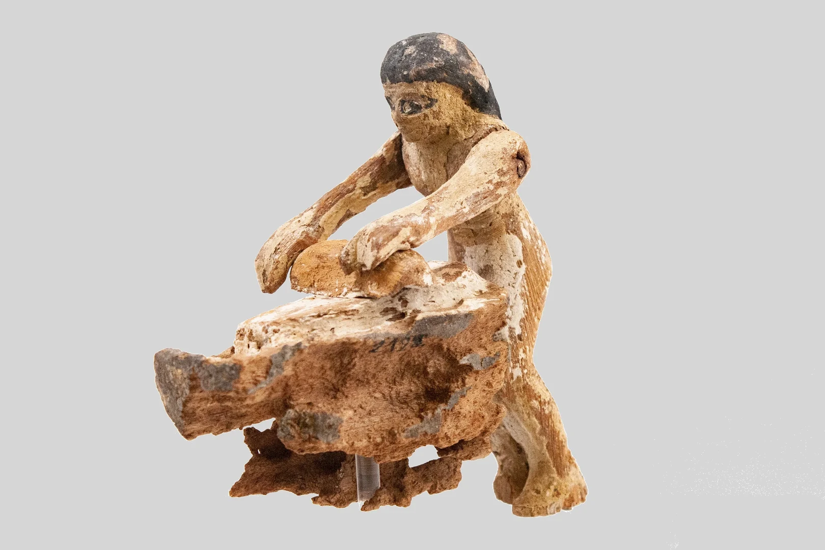 Eine Wissenschaftlerin und ein Wissenschaftler arbeiten hinter einer Glasfassade und mischen Chemikalien mit Großgeräten.