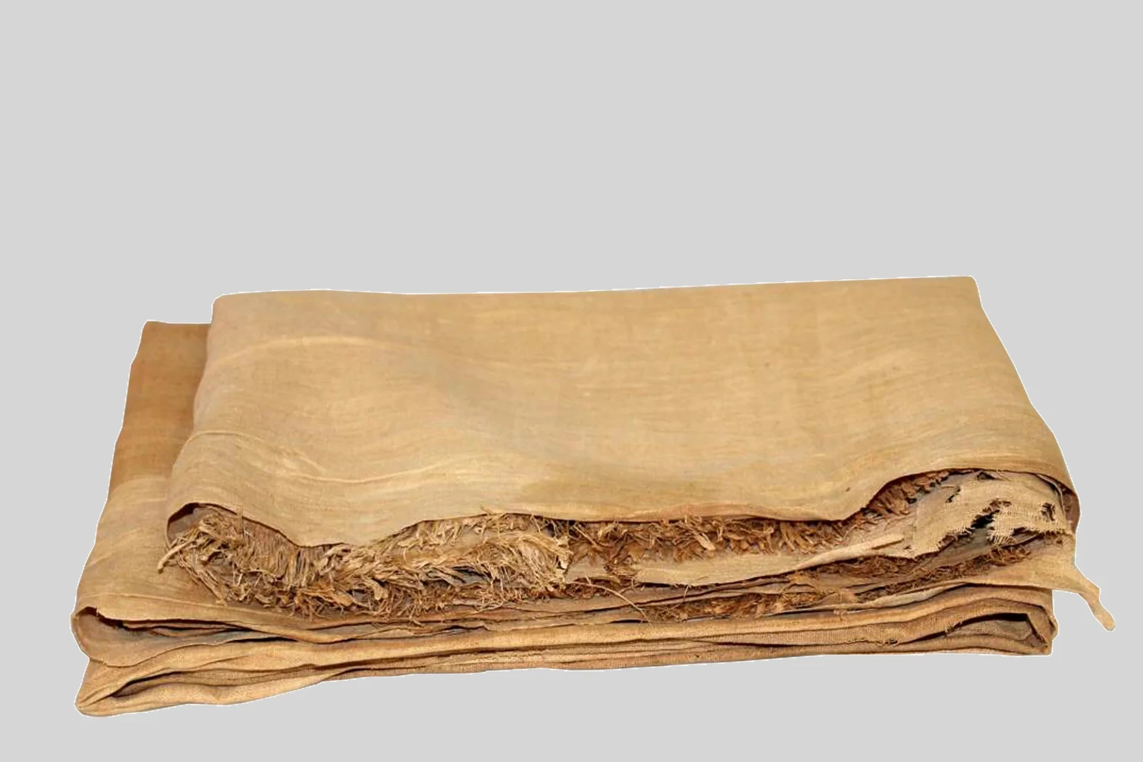 Eine Wissenschaftlerin und ein Wissenschaftler arbeiten hinter einer Glasfassade und mischen Chemikalien mit Großgeräten.