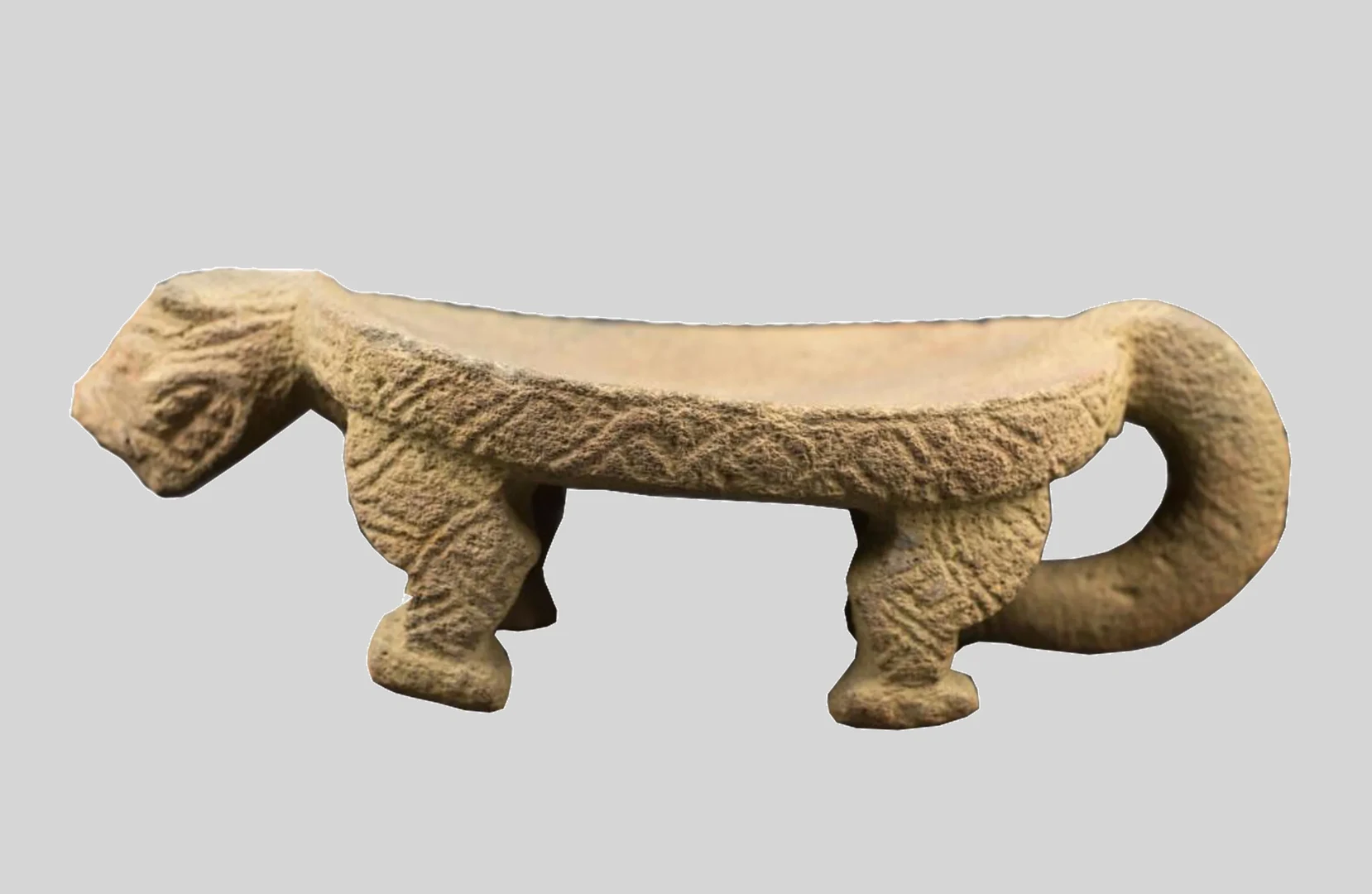 Eine Wissenschaftlerin und ein Wissenschaftler arbeiten hinter einer Glasfassade und mischen Chemikalien mit Großgeräten.