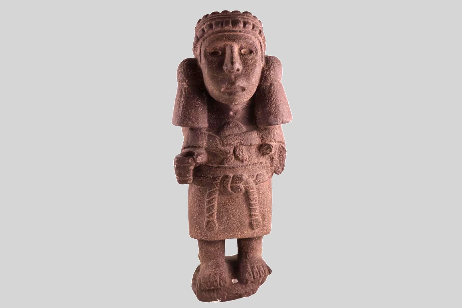 Eine Wissenschaftlerin und ein Wissenschaftler arbeiten hinter einer Glasfassade und mischen Chemikalien mit Großgeräten.