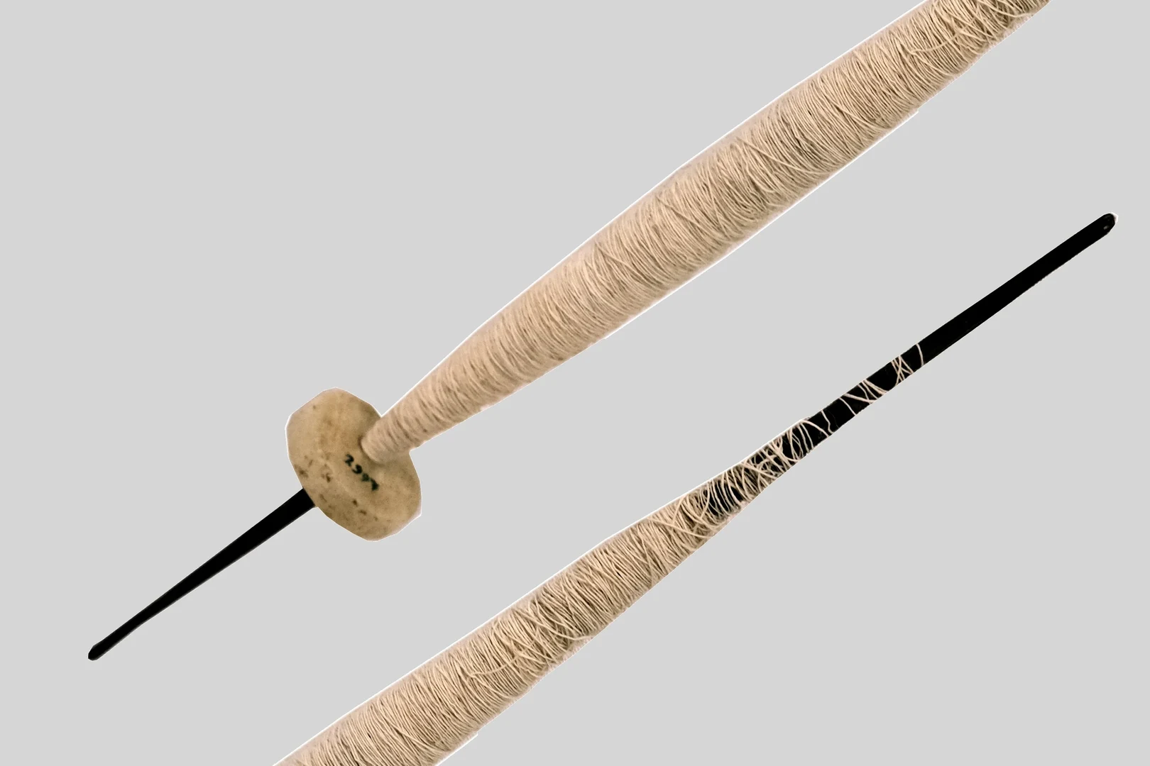 Eine Wissenschaftlerin und ein Wissenschaftler arbeiten hinter einer Glasfassade und mischen Chemikalien mit Großgeräten.