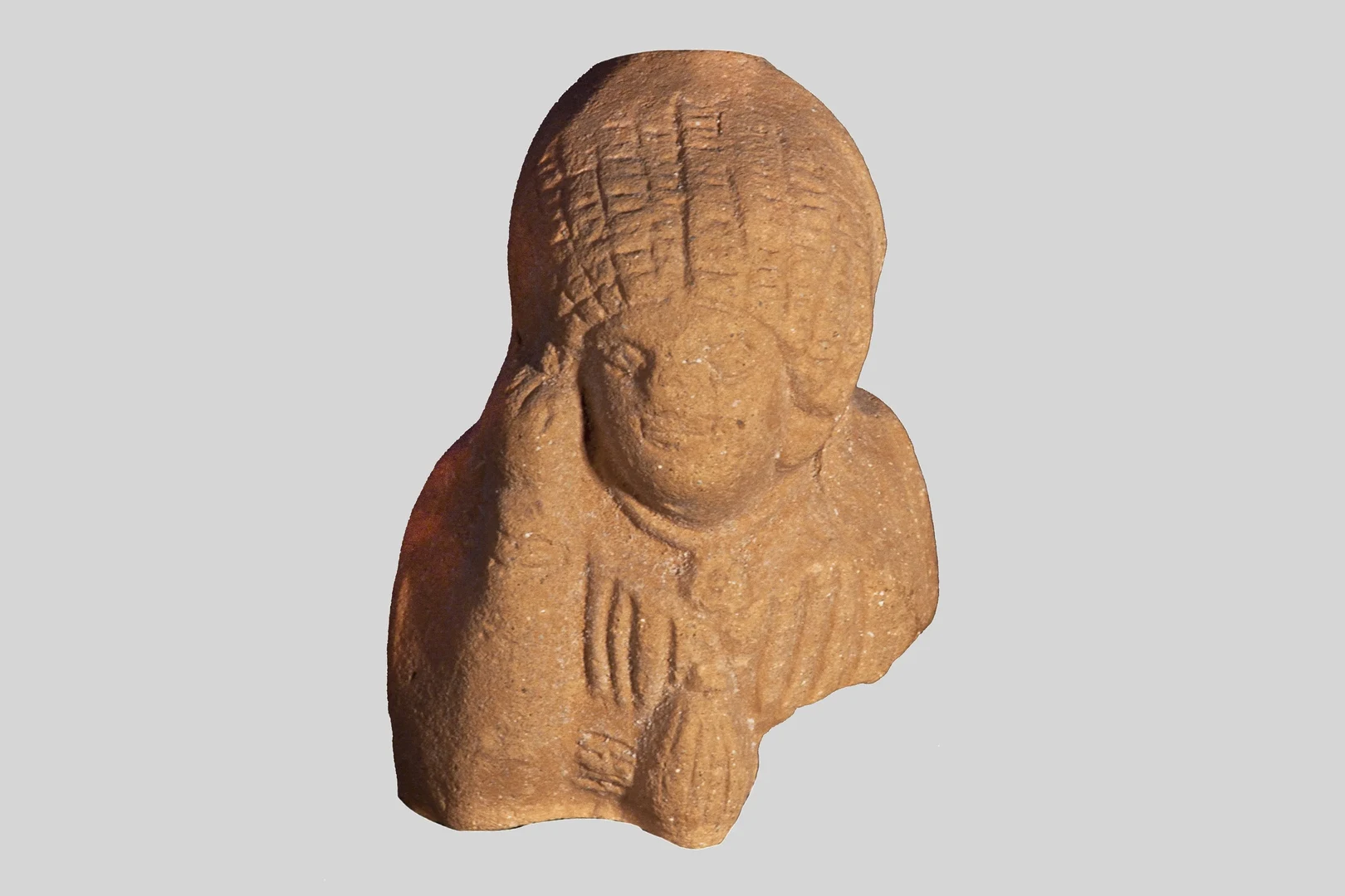 Eine Wissenschaftlerin und ein Wissenschaftler arbeiten hinter einer Glasfassade und mischen Chemikalien mit Großgeräten.