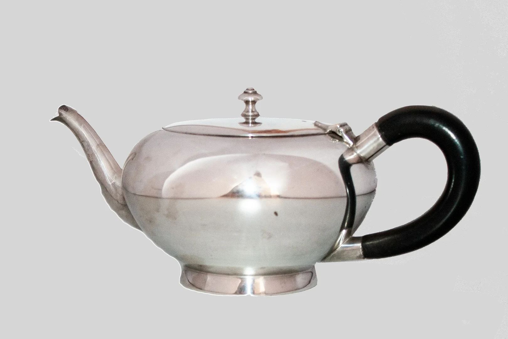 Eine Wissenschaftlerin und ein Wissenschaftler arbeiten hinter einer Glasfassade und mischen Chemikalien mit Großgeräten.