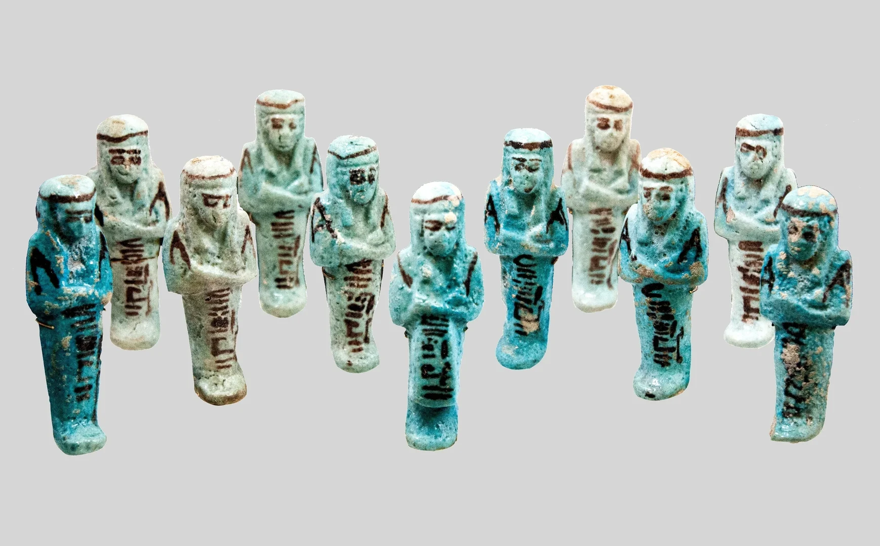 Eine Wissenschaftlerin und ein Wissenschaftler arbeiten hinter einer Glasfassade und mischen Chemikalien mit Großgeräten.