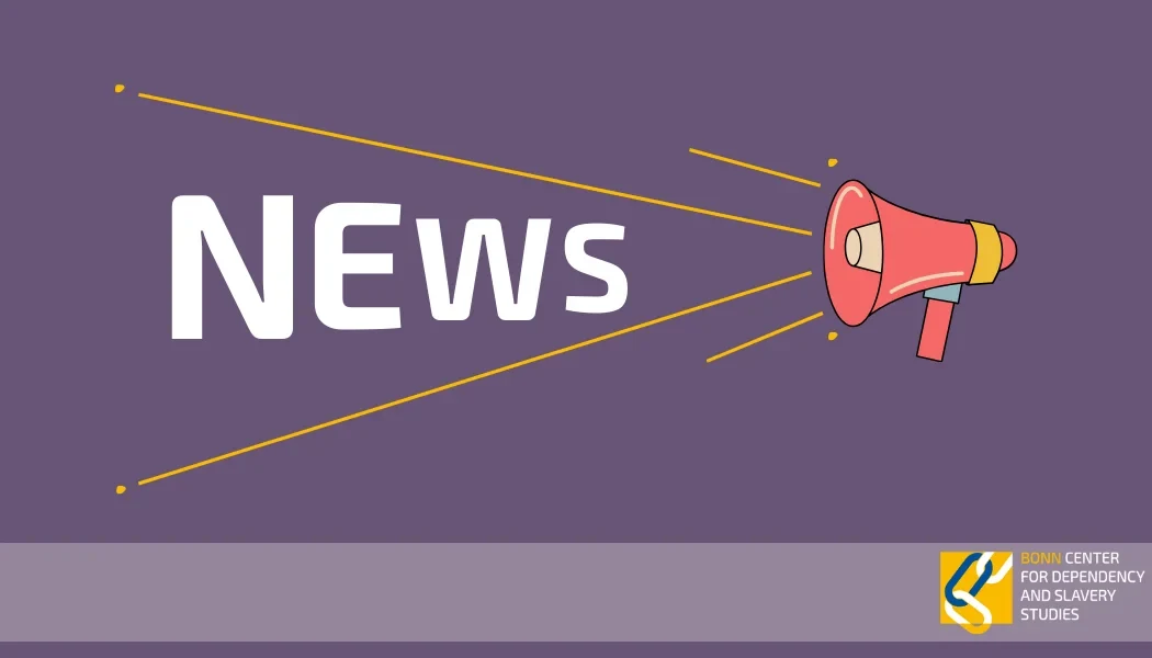 Eine Wissenschaftlerin und ein Wissenschaftler arbeiten hinter einer Glasfassade und mischen Chemikalien mit Großgeräten.