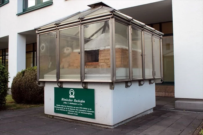 Reconstruction of a Roman baking oven.jpg