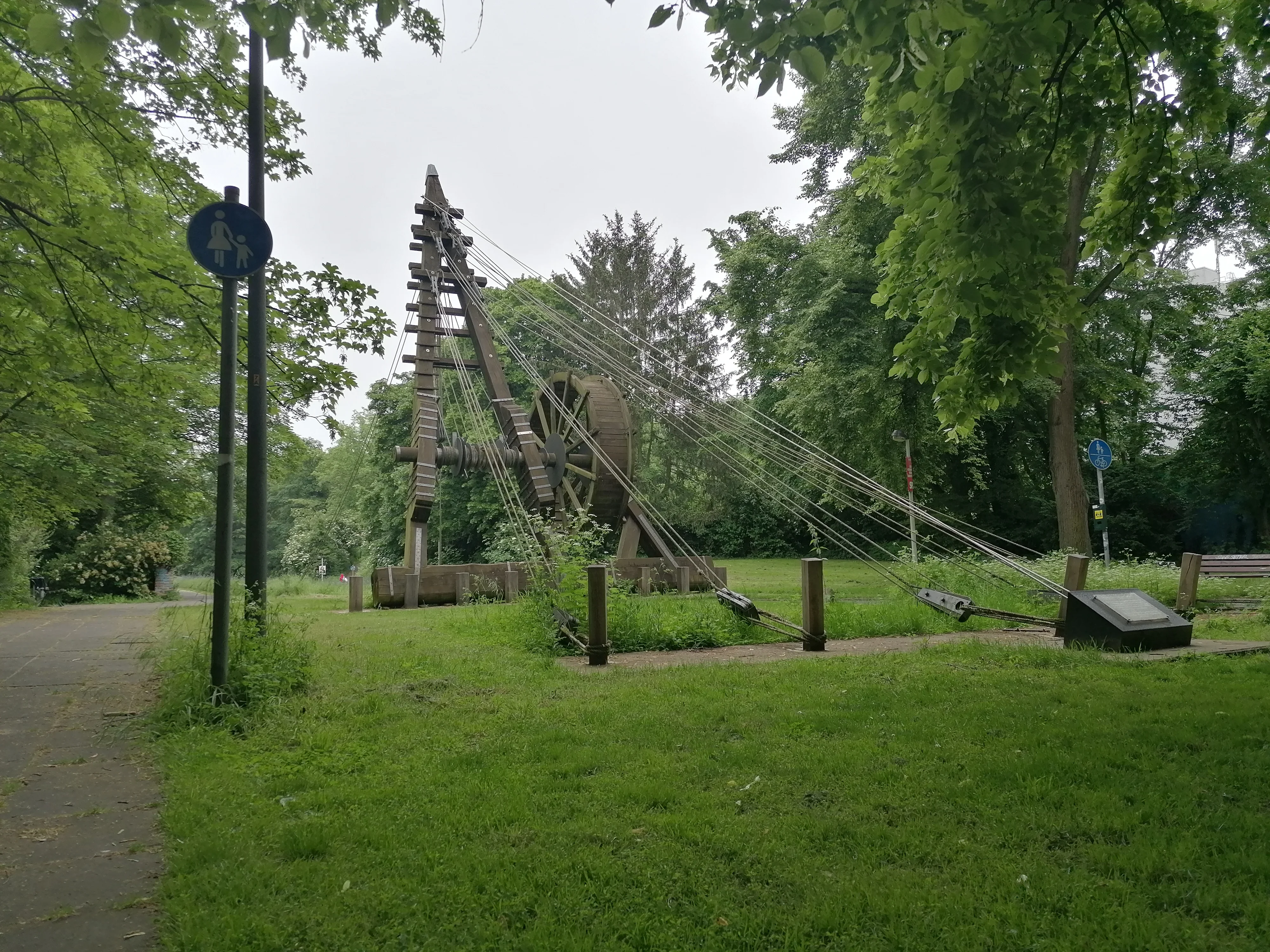 Reconstruction of Roman crane.jpg