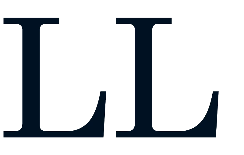 Eine Wissenschaftlerin und ein Wissenschaftler arbeiten hinter einer Glasfassade und mischen Chemikalien mit Großgeräten.